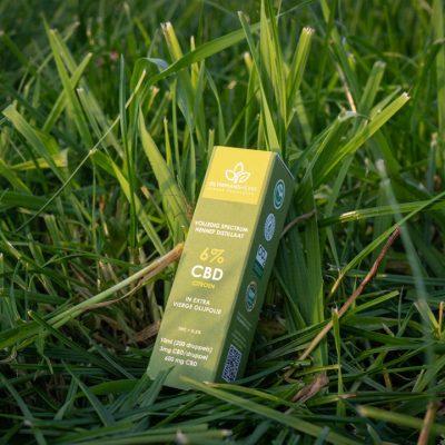 CBDolie Citroensmaak 6% CBD Olijfolie 10ml grass